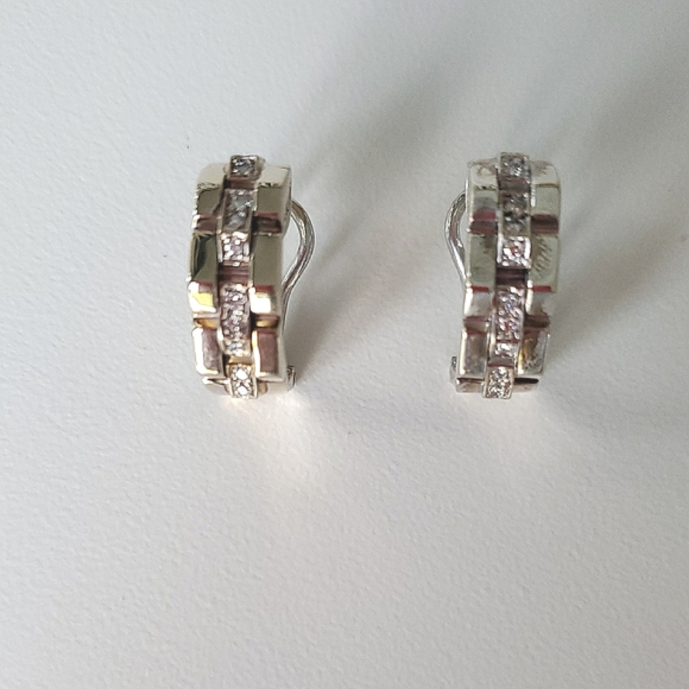 Elegant 18K White Gold And Diamond Earrings